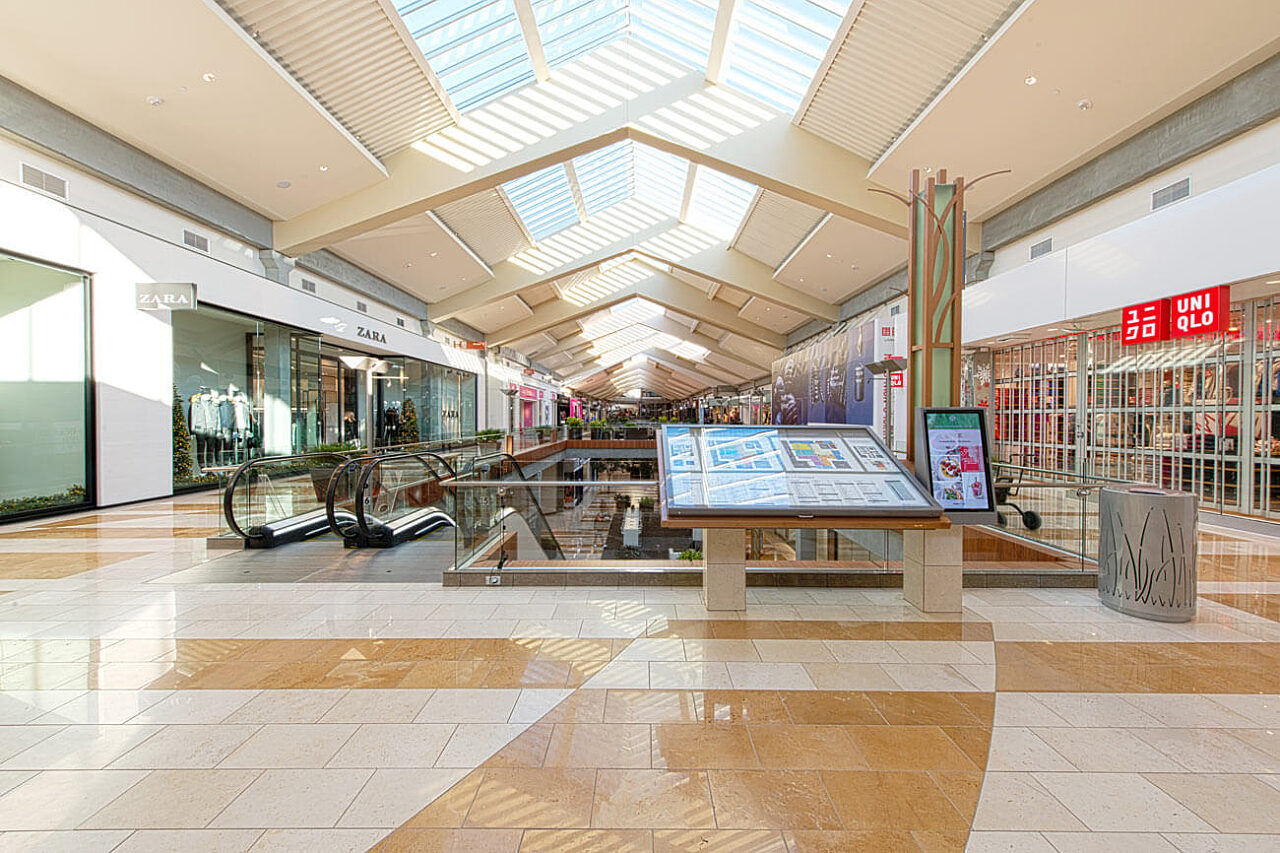 Bellevue Square South Common Shops walkway